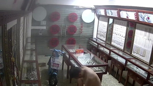 Big ass chinese married woman throat fuck in a shop